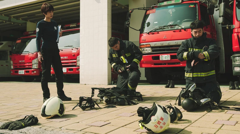 ▲陳庭妮在劇中是操練學弟謝章穎、胡釋安的「魔鬼學姐」。(圖 / 公共電視、myVideo提供) ▲陳庭妮在劇中是操練學弟謝章穎、胡釋安的「魔鬼學姐」。(圖 / 公共電視、myVideo提供)