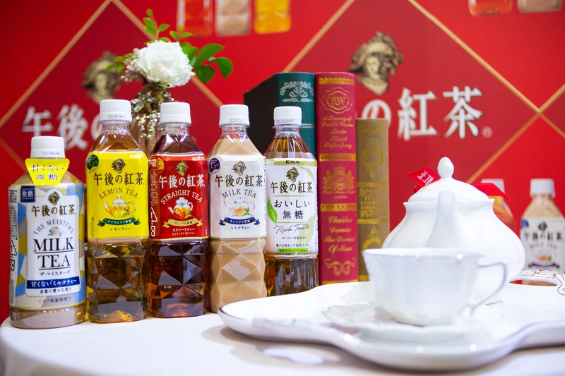 午後の紅茶系列的新包裝更有高雅午茶氛圍,帶有濃厚的英式正統質感 午後の紅茶系列的新包裝更有高雅午茶氛圍,帶有濃厚的英式正統質感