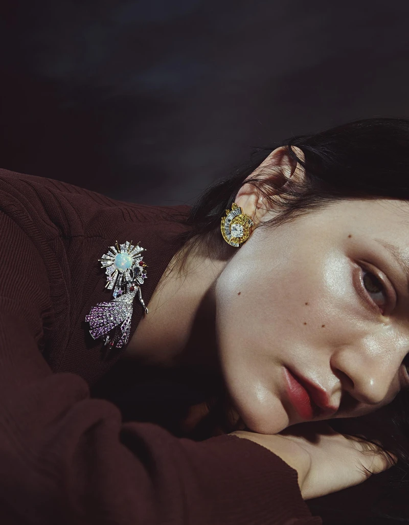 Sous Les Étoiles 頂級珠寶系列 Déesse Mercure 胸針，18K白金與黃金，鑲嵌圓形切割白色蛋白石、紅寶石、粉紅色藍寶石和鑽石；Amour Solaire 耳環，18K黃金鑲嵌枕型切割鑽石、黃色鑽石及鑽石，both by Van Cleef & Arpels。洋裝，Sandro。