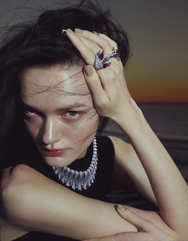 Sous Les Étoiles 頂級珠寶系列 Rayons Roses 項鍊，18K白金鑲嵌粉紅色藍寶石與鑽石；Donati 戒指，18K白金與玫瑰金鑲嵌莫桑比克梨形紅寶石、梨形鑽石、粉紅藍寶石和鑽石；Orionis 戒指，18K白金鑲嵌橢圓形切割粉紅色藍寶石、紅寶石、粉紅色藍寶石與鑽石，all by Van Cleef & Arpels。洋裝，Sandro。