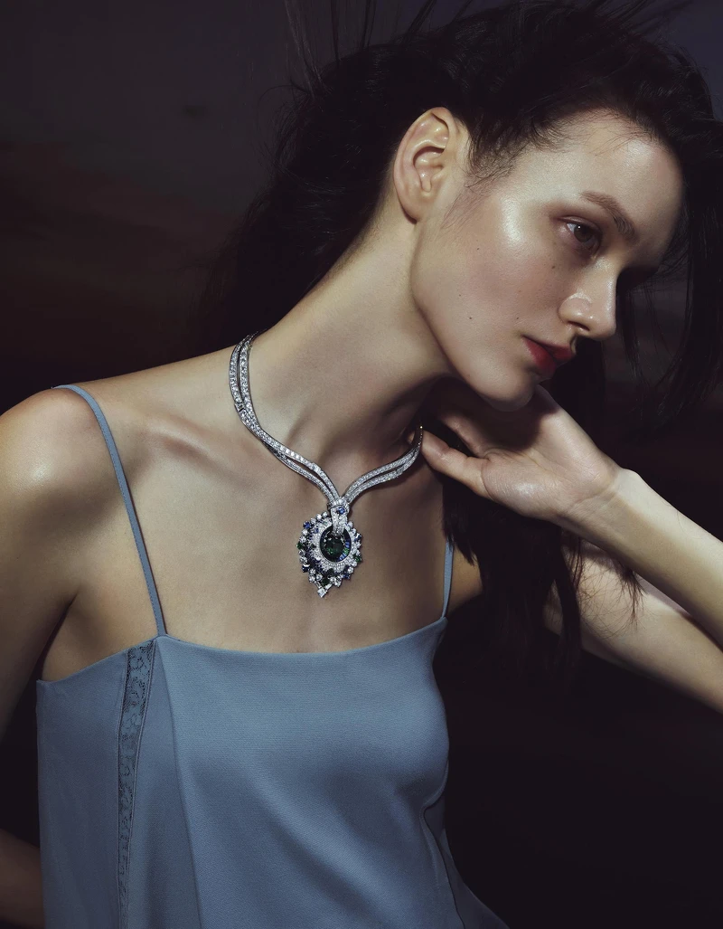 Sous Les Étoiles 頂級珠寶系列 Acontia 項鍊，18K白金與鉑金，鑲嵌哥倫比亞祖母綠、藍寶石、祖母綠與鑽石，Van Cleef & Arpels。洋裝，Chloé。