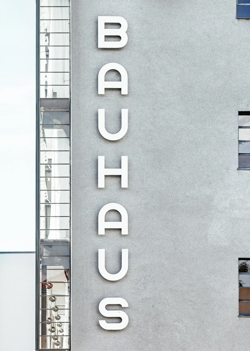 包浩斯(Bauhaus),是德國的藝術和建築學校,講授並發展設計教育。 包浩斯(Bauhaus),是德國的藝術和建築學校,講授並發展設計教育。