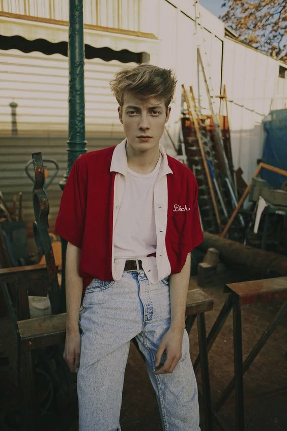 無論男女,夏日外罩開領襯衫,內搭素Tee都會是不錯的選擇。 無論男女,夏日外罩開領襯衫,內搭素Tee都會是不錯的選擇。