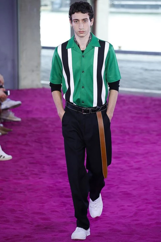 保齡球襯衫的彩條細節可以增加造型注目度 保齡球襯衫的彩條細節可以增加造型注目度