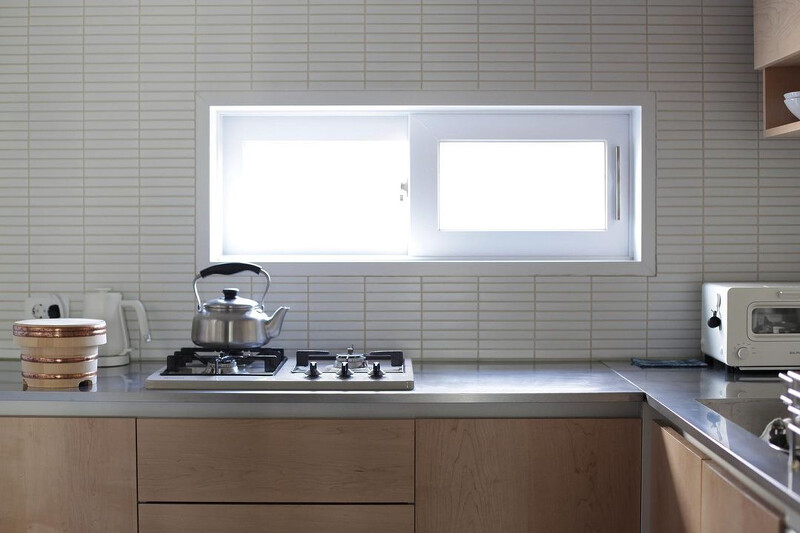 採光很好的L形廚房(Photo by @salrim_story)。 採光很好的L形廚房(Photo by @salrim_story)。