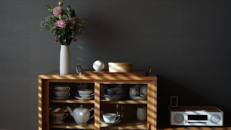 不好疊放的碗盤另外收納在餐廚櫃裡(Photo by @salrim_story)。 不好疊放的碗盤另外收納在餐廚櫃裡(Photo by @salrim_story)。