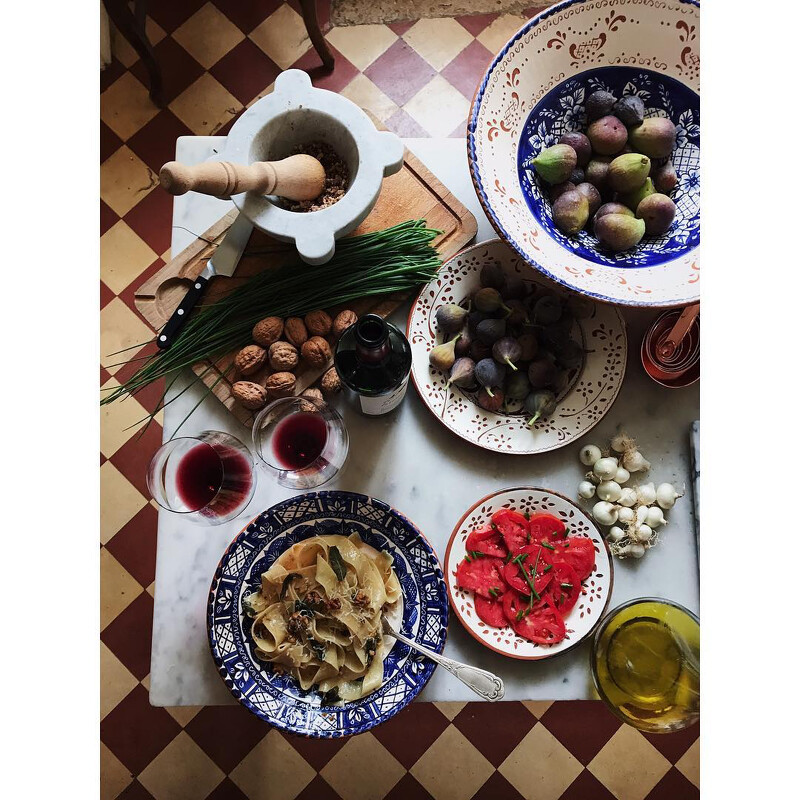 就連備料的過程隨性的畫面都帶著濃濃的法式風情(Photo by @mimithor)。 就連備料的過程隨性的畫面都帶著濃濃的法式風情(Photo by @mimithor)。