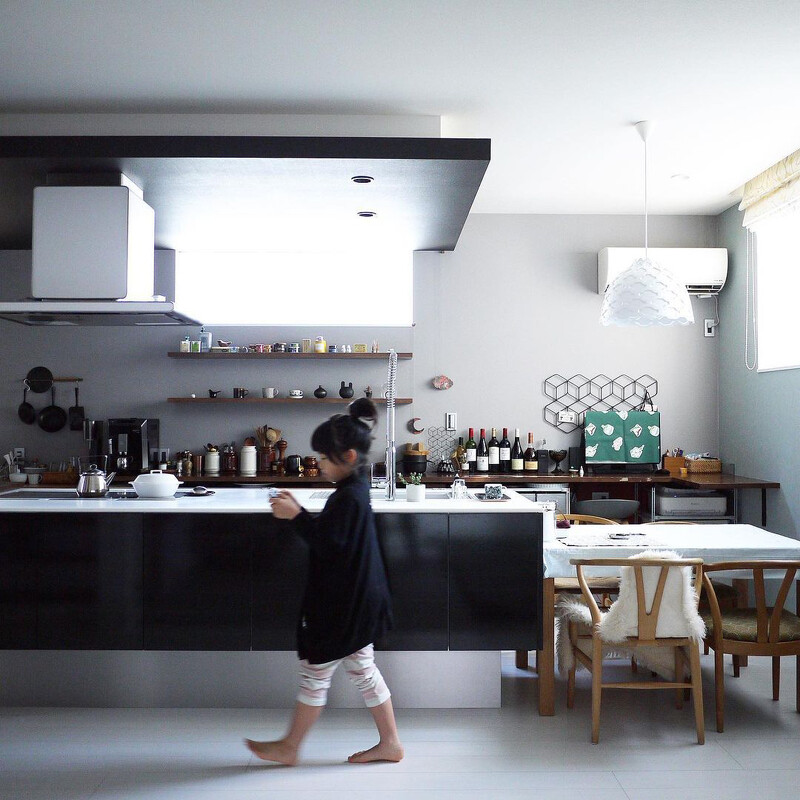 標準的一字型中島廚房(Photo by @chii_moi)。 標準的一字型中島廚房(Photo by @chii_moi)。