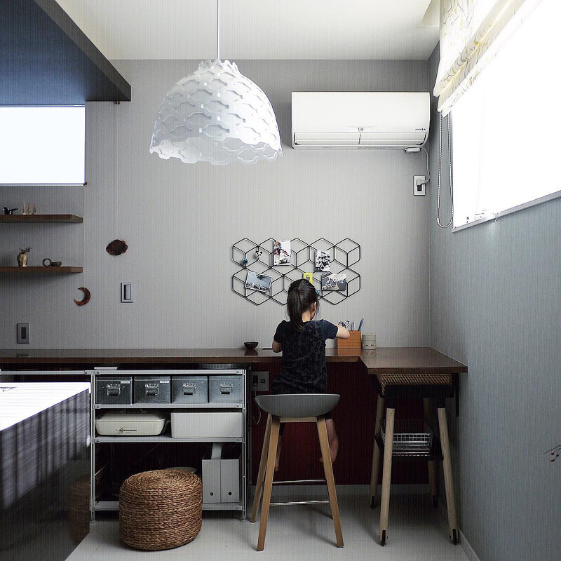 在角落放了一張書桌,是閱讀食譜、女兒最常佇留的地方(Photo by @chii_moi)。 在角落放了一張書桌,是閱讀食譜、女兒最常佇留的地方(Photo by @chii_moi)。