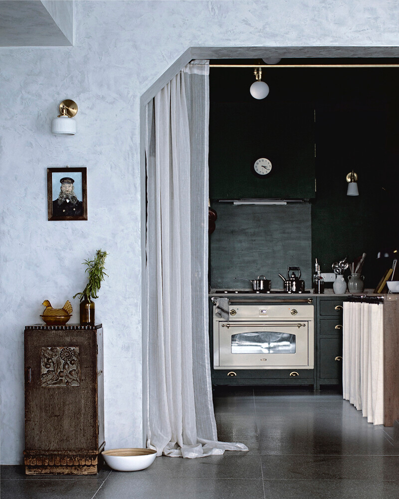 用一面麻布輕輕的區隔廚房的空間(Photo by @ladyandpups)。 用一面麻布輕輕的區隔廚房的空間(Photo by @ladyandpups)。