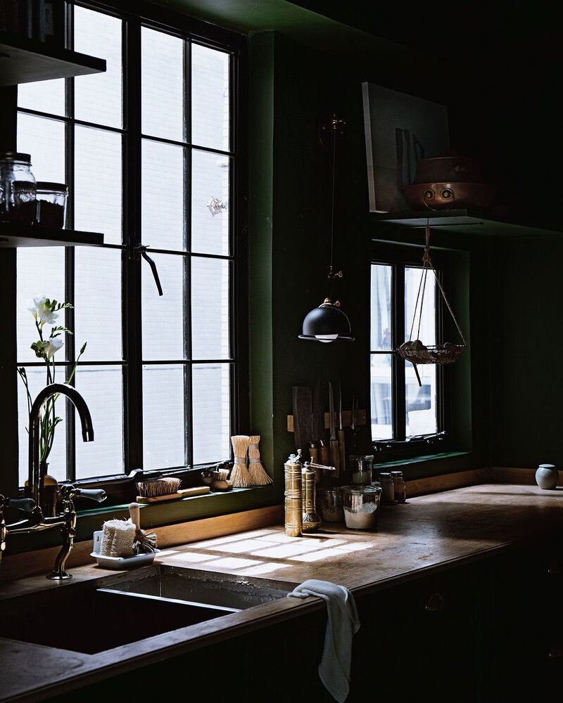 自然光灑落在幽暗的廚房(Photo by @ladyandpups)。 自然光灑落在幽暗的廚房(Photo by @ladyandpups)。
