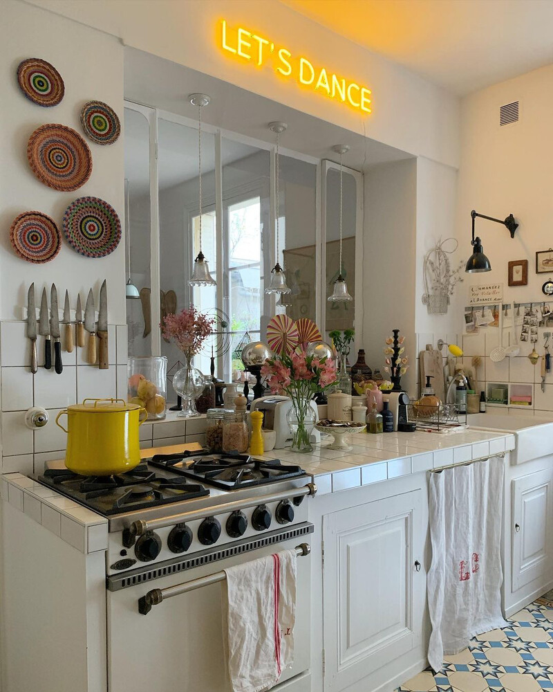 一字形的傳統泥作磁磚檯面(Photo by @nomibis)。 一字形的傳統泥作磁磚檯面(Photo by @nomibis)。