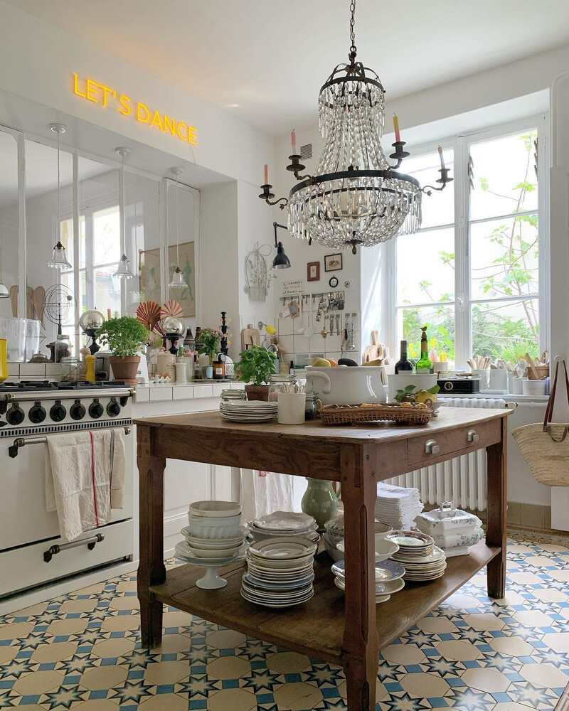 在廚房中間放置一張大桌子當中島(Photo by @nomibis)。 在廚房中間放置一張大桌子當中島(Photo by @nomibis)。