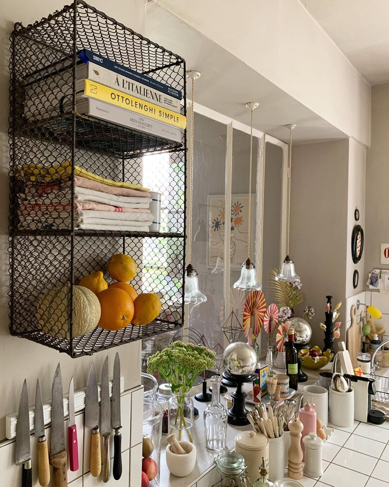 置物架取代書架,還能放上乾淨的抹布跟常備根莖類蔬果或水果(Photo by @nomibis)。 置物架取代書架,還能放上乾淨的抹布跟常備根莖類蔬果或水果(Photo by @nomibis)。