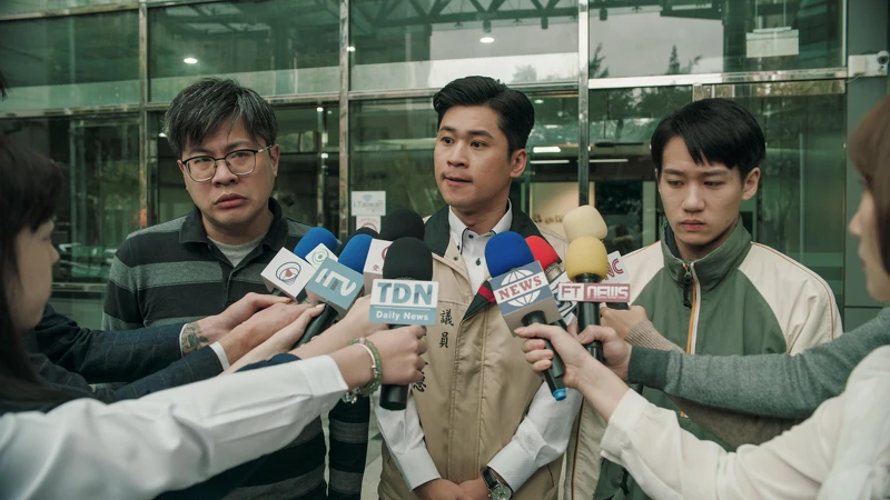 ▲黃迪陽(中)飾演的王議員讓觀眾氣得咬牙切齒。(圖 / 公共電視、myVideo提供) ▲黃迪陽(中)飾演的王議員讓觀眾氣得咬牙切齒。(圖 / 公共電視、myVideo提供)