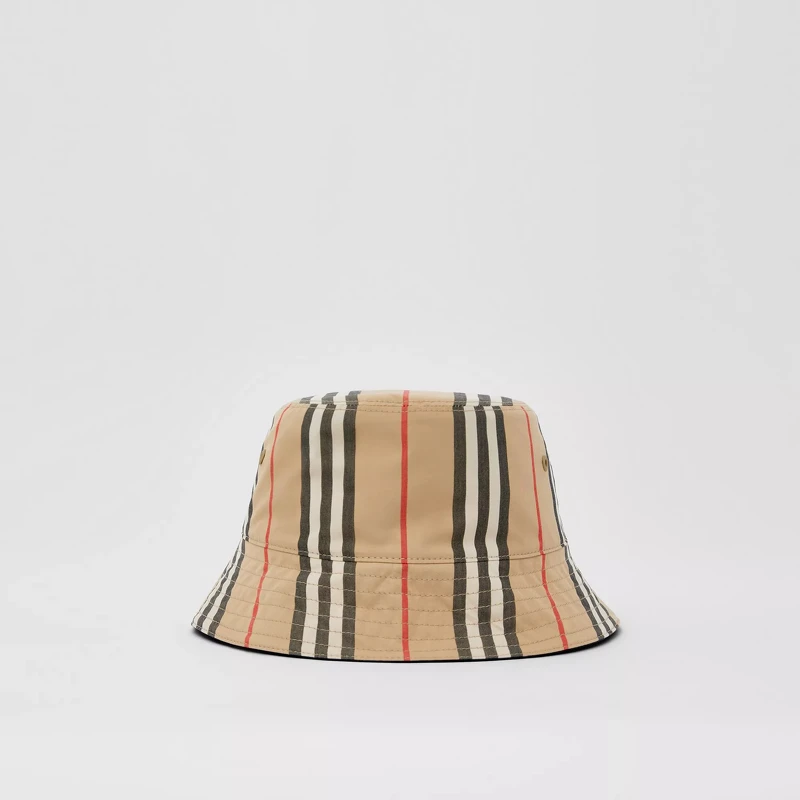 Burberry 雙面標誌性條紋漁夫帽,NT14,500 Burberry 雙面標誌性條紋漁夫帽,NT14,500