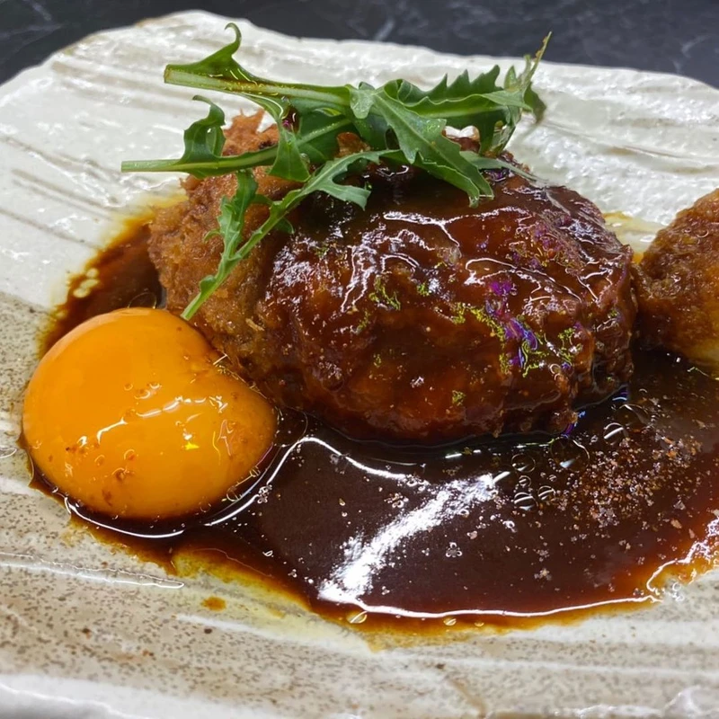 臭豆腐牛漢堡。 臭豆腐牛漢堡。