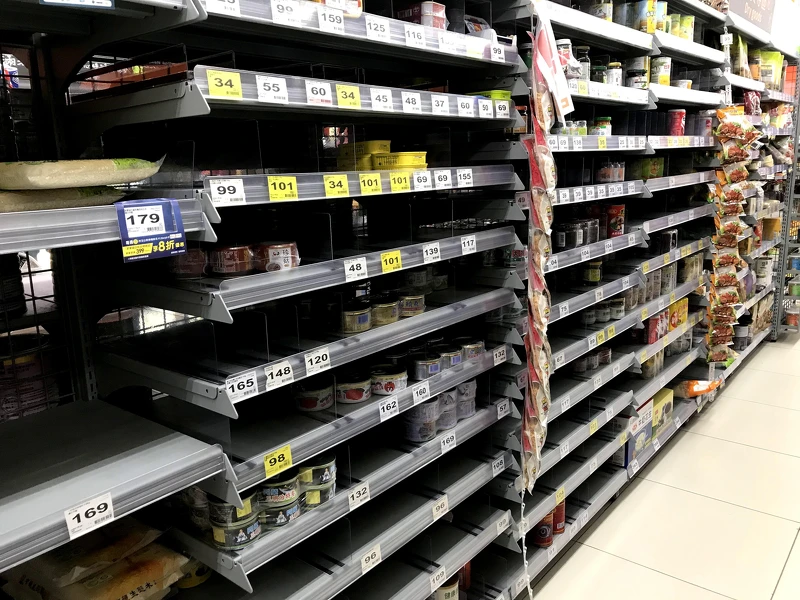 ▲▼非常時期,不要到超市賣場人擠人搶購,才是真正自保與保護家人的做法。 ▲▼非常時期,不要到超市賣場人擠人搶購,才是真正自保與保護家人的做法。