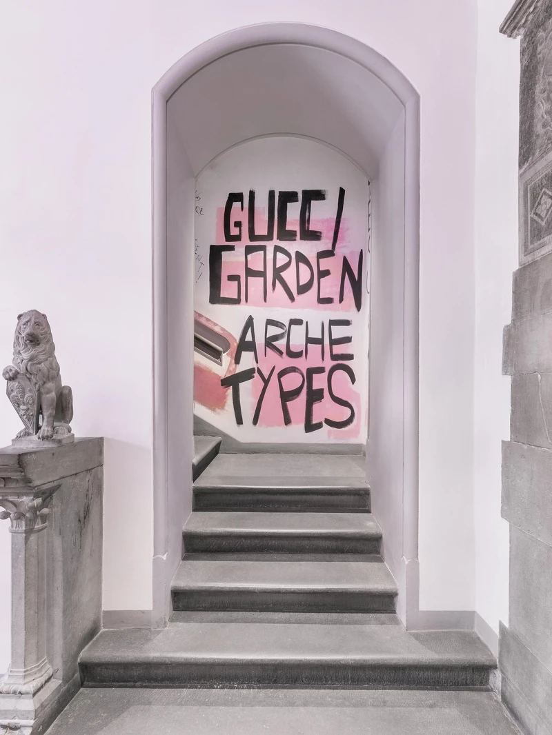 展場入口以塗鴉字體寫上《Gucci Garden Archetypes》展覽名稱 展場入口以塗鴉字體寫上《Gucci Garden Archetypes》展覽名稱