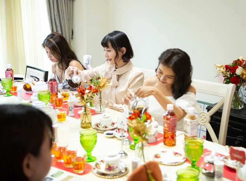 Kelly老師主講,唐葳、浿機等眾多網紅一同品嚐五款現沖般的口味。(圖/午後の紅茶提供) Kelly老師主講,唐葳、浿機等眾多網紅一同品嚐五款現沖般的口味。(圖/午後の紅茶提供)