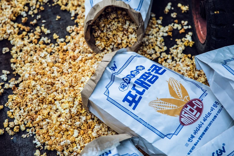 韓國知名電影院推爆米花促銷，養眼猛男大片惹爭議！