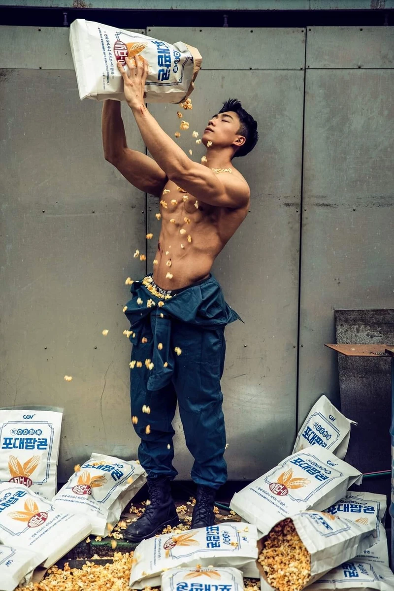 韓國知名電影院推爆米花促銷，養眼猛男大片惹爭議！