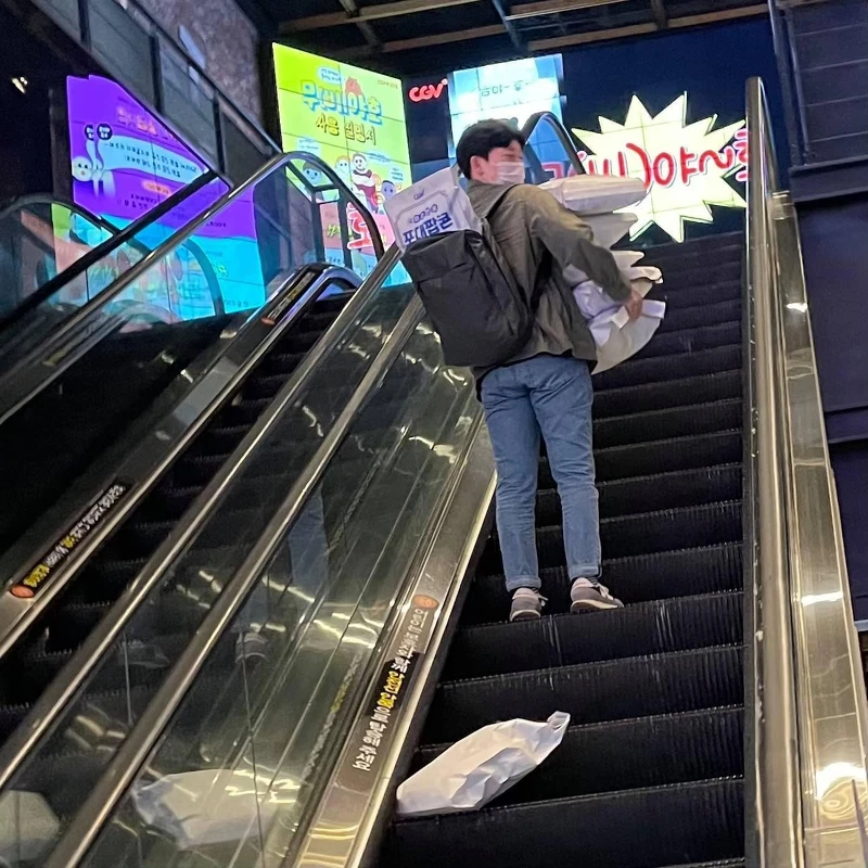 韓國知名電影院推爆米花促銷，養眼猛男大片惹爭議！