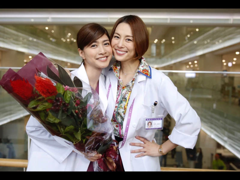 內田有紀 米倉涼子 Photo/ Twitter@DoctorX_tvasahi