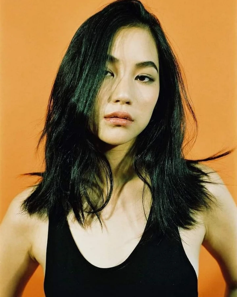 Chicha Amattayakul 的高級厭世臉龐也受到時尚圈關注