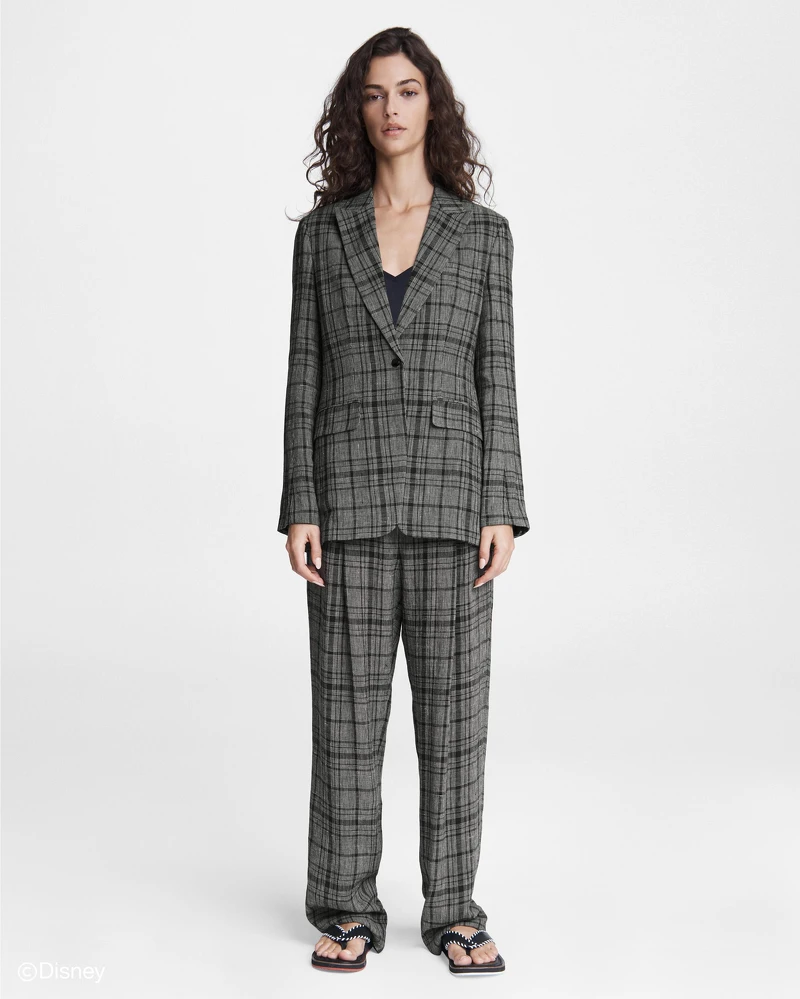 Rag & Bone X 庫伊拉（上）灰色格紋西裝外套 ，售價NT$24,000／（下）灰色格紋高腰長褲，售價NT$17,500