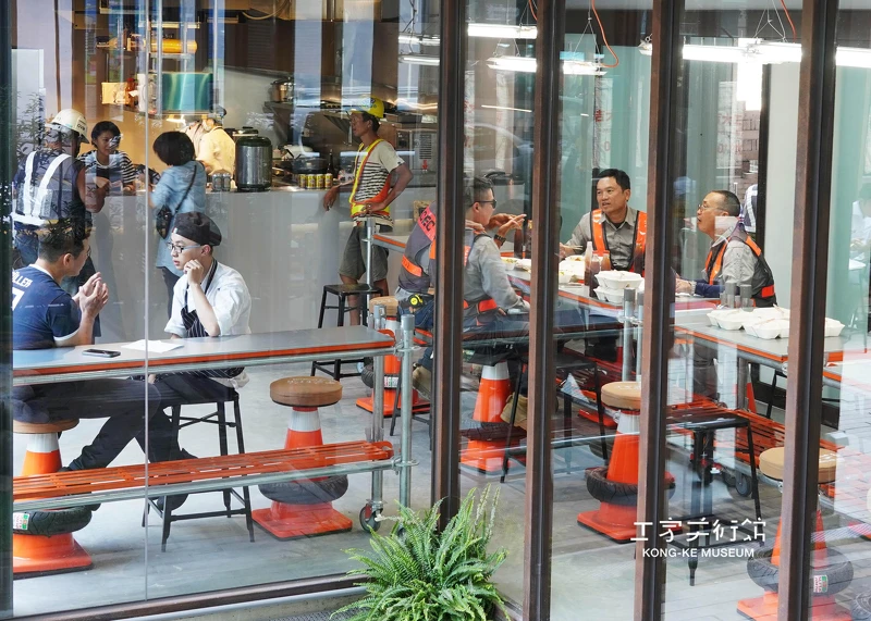 工家美術館一樓邀約好食慢慢進駐,現場料理給工地師傅與居民遊客的健康便當與創意工地飲料。 工家美術館一樓邀約好食慢慢進駐,現場料理給工地師傅與居民遊客的健康便當與創意工地飲料。