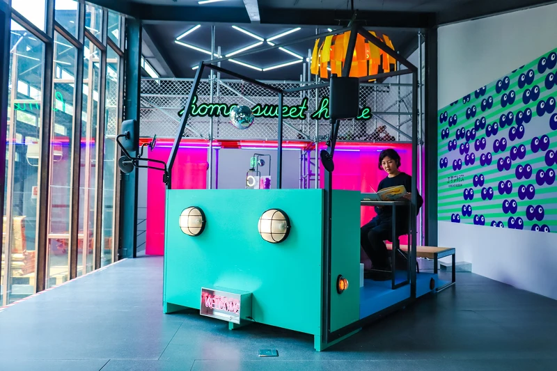 展覽「如果卡車頭是我家X檳榔攤是我的7-11」現場,由東海醫院的徐景亭老師策畫,將土方工程的卡車、司機甚至是檳榔攤重新轉譯。 展覽「如果卡車頭是我家X檳榔攤是我的7-11」現場,由東海醫院的徐景亭老師策畫,將土方工程的卡車、司機甚至是檳榔攤重新轉譯。