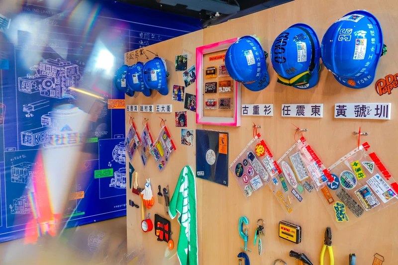 呼應工地狀態的「進行式」,音樂廠牌《顏社》創辦人張逸聖(迪拉胖)提出「顏社營造:頂樓持續加蓋中心」為主題。 呼應工地狀態的「進行式」,音樂廠牌《顏社》創辦人張逸聖(迪拉胖)提出「顏社營造:頂樓持續加蓋中心」為主題。