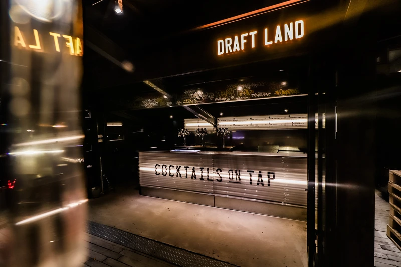 入選亞洲50大酒吧的Draft Land將象徵著勞動智慧的飲品重新轉譯,結合與工家美術館工地師傅豪爽直接的free,每一杯,都是工地味;每一口,都能找到自己的出口。 入選亞洲50大酒吧的Draft Land將象徵著勞動智慧的飲品重新轉譯,結合與工家美術館工地師傅豪爽直接的free,每一杯,都是工地味;每一口,都能找到自己的出口。