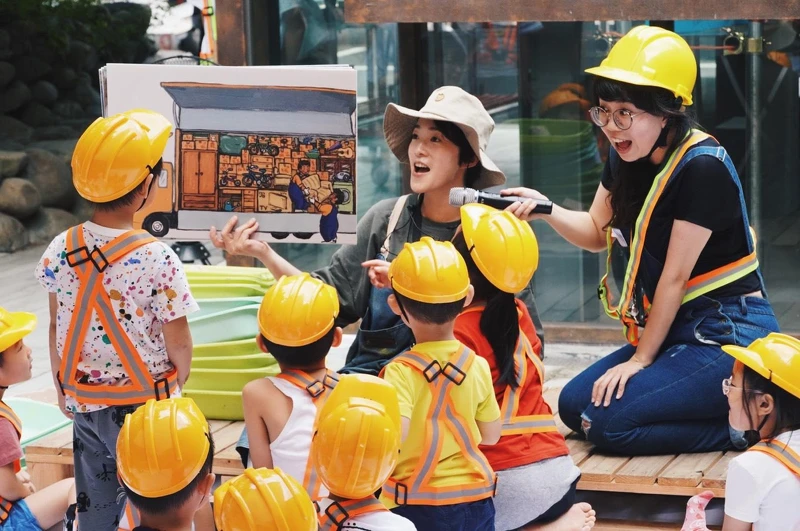 工家美術館扎根教育,規劃一系列親子《跟著工地長大》系列課程,讓小朋友化為小小工程師,參與理解不同工地工種與工序。 工家美術館扎根教育,規劃一系列親子《跟著工地長大》系列課程,讓小朋友化為小小工程師,參與理解不同工地工種與工序。