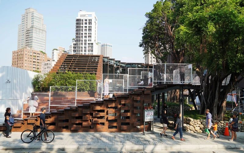 工家美術館由十禾設計的吳聲明建築師操刀,開放活用牆與圍籬,打造工地師傅與鄰里居民活動休憩的的開放空間。 工家美術館由十禾設計的吳聲明建築師操刀,開放活用牆與圍籬,打造工地師傅與鄰里居民活動休憩的的開放空間。