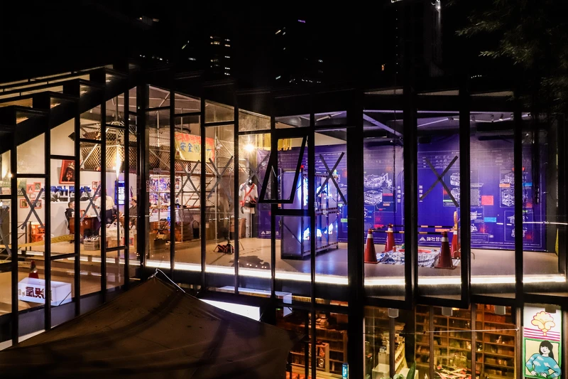 顏社拆解工地中常見的景象作為展覽細節,如同道路挖掘工程的景象象徵顏社創立前,受到許多外國地下文化的啟發。 顏社拆解工地中常見的景象作為展覽細節,如同道路挖掘工程的景象象徵顏社創立前,受到許多外國地下文化的啟發。