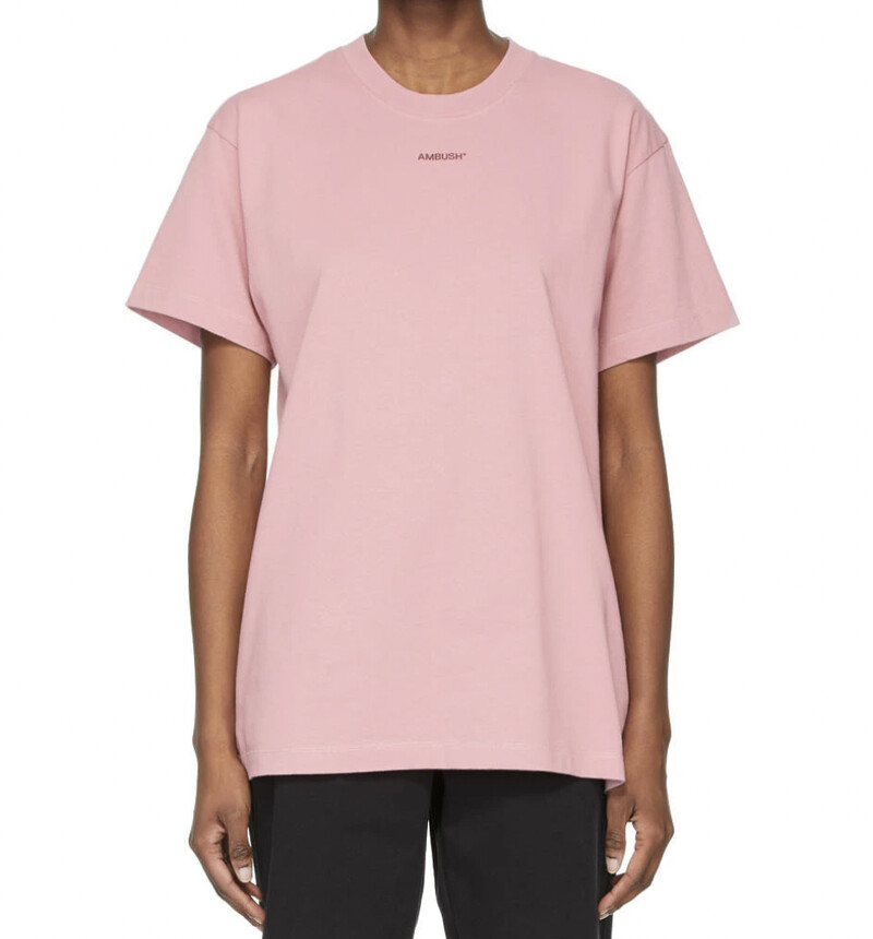 Ambush粉色 XL Logo T恤,USD140 / 約NT3,906 Ambush粉色 XL Logo T恤,USD140 / 約NT3,906