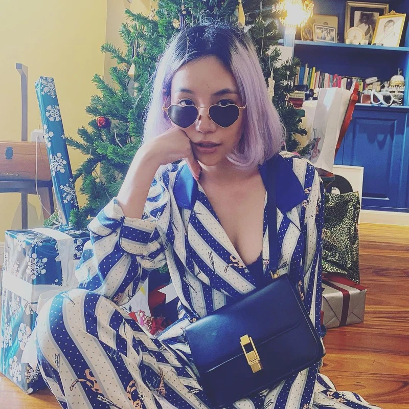 CHICHA AMATAYAKUL 背上 SAINT LAURENT 金色扣環黑色小牛皮肩背包