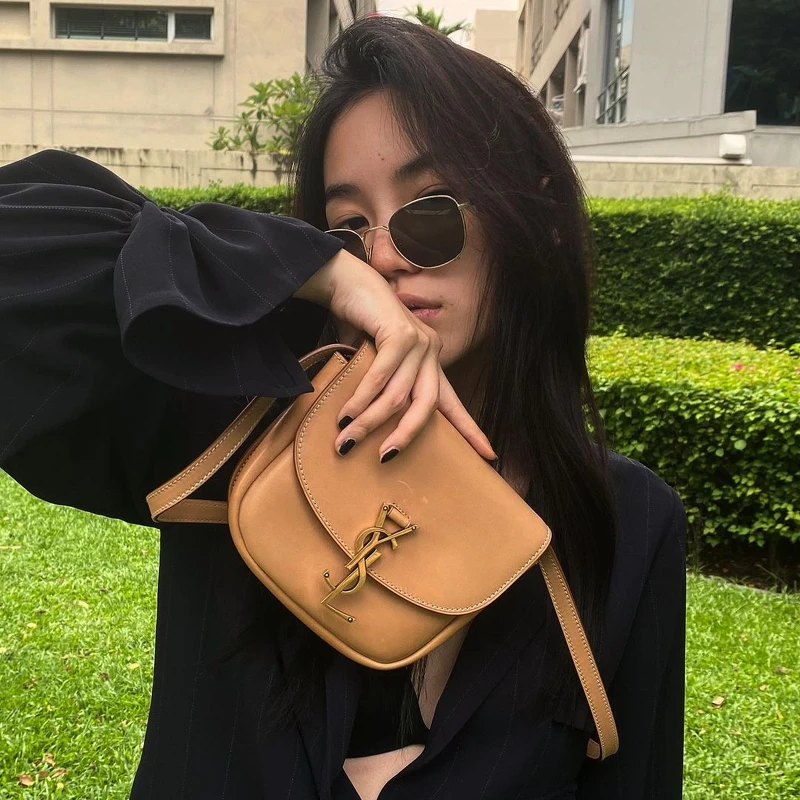 KAIA 有著圓潤的包袋線條，復古馬鞍的造型展現優雅情懷。