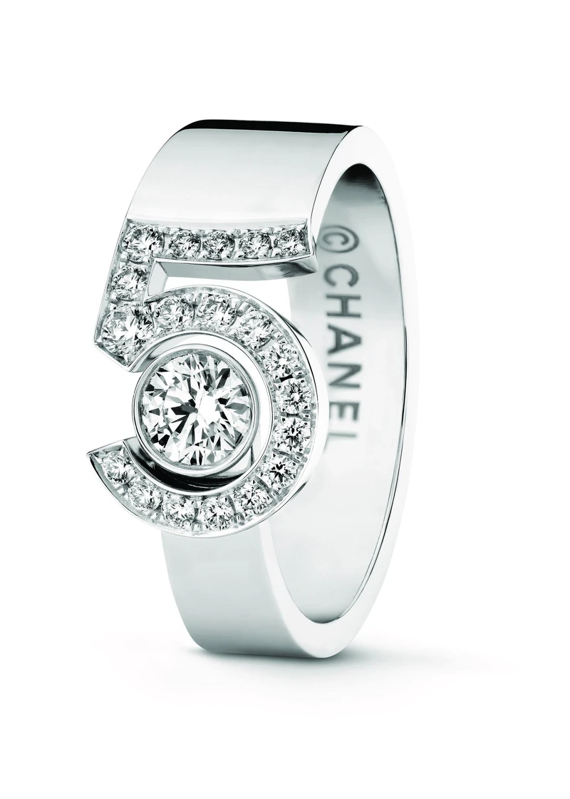 N°5 戒指 18K白金,鑲嵌1顆重約0.25克拉明亮式切割鑽石及19顆總重約0.20克拉明亮式切割鑽石。建議售價NTD 244,000元 N°5 戒指 18K白金,鑲嵌1顆重約0.25克拉明亮式切割鑽石及19顆總重約0.20克拉明亮式切割鑽石。建議售價NTD 244,000元