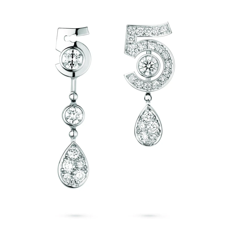 N°5 耳環 (可轉換式設計) 18K白金,鑲嵌2顆各重約0.12克拉明亮式切割鑽石及29顆總重約0.43克拉明亮式切割鑽石。建議售價NTD 325,000元 N°5 耳環 (可轉換式設計) 18K白金,鑲嵌2顆各重約0.12克拉明亮式切割鑽石及29顆總重約0.43克拉明亮式切割鑽石。建議售價NTD 325,000元