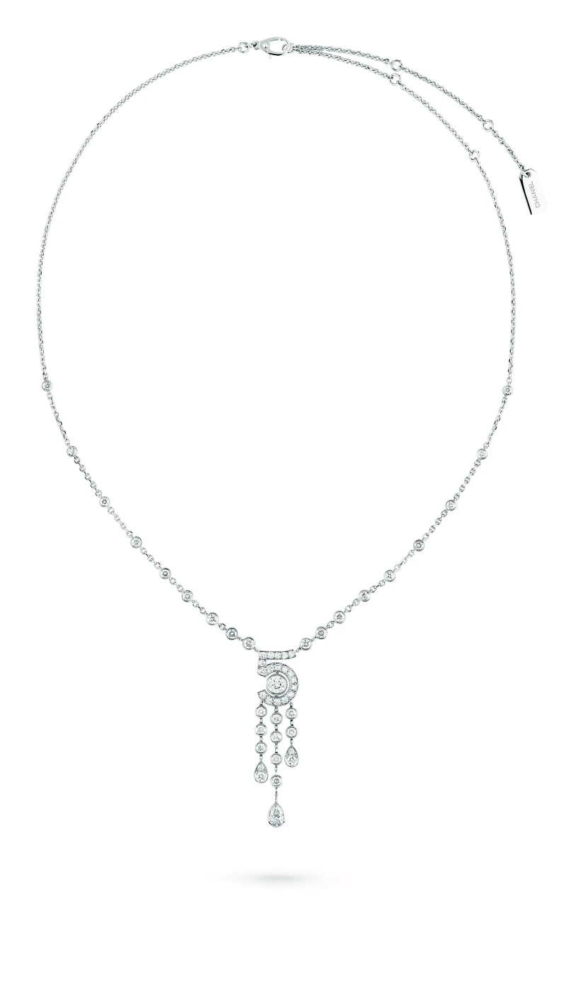 N°5 項鍊 18K白金,鑲嵌1顆重約0.40克拉明亮式切割鑽石、1顆重約0.41克拉梨形切割鑽石及49顆總重約2.01克拉明亮式切割鑽石。建議售價NTD 1,242,000元  N°5 項鍊 18K白金,鑲嵌1顆重約0.40克拉明亮式切割鑽石、1顆重約0.41克拉梨形切割鑽石及49顆總重約2.01克拉明亮式切割鑽石。建議售價NTD 1,242,000元