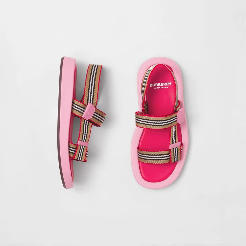 Burberry 標誌性條紋繫帶皮革涼鞋，售價NT$22,900