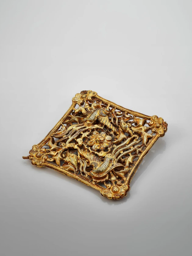 穿花雙鳳紋金墜飾,宋至明代, 960-1644年,夢蝶軒藏品。  穿花雙鳳紋金墜飾,宋至明代, 960-1644年,夢蝶軒藏品。 