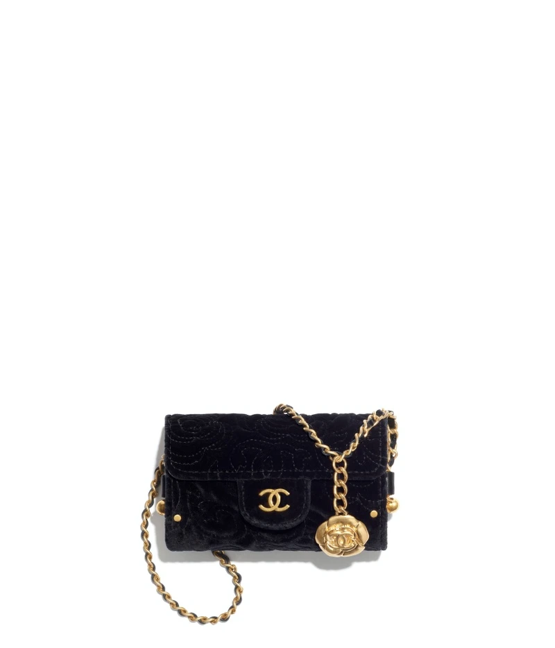 Chanel黑色山茶花圖騰絲絨皮穿鍊小包飾以金屬山茶花吊飾，NT77,900