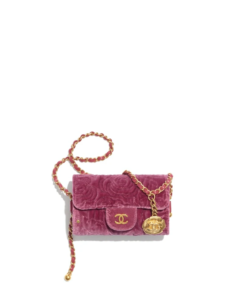 Chanel粉紅山茶花圖騰絲絨皮穿鍊小包飾以金屬山茶花吊飾，NT77,900