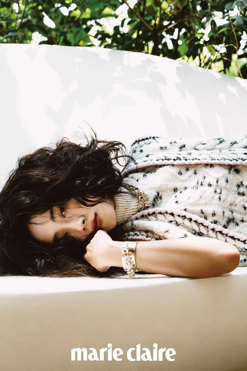 米色喀什米爾金色珠飾刺繡粉色緄邊針織絲絨鈕扣外套與同款背心短裙、粉色 Jersey 針織貼身褲、金色羅緞亮片刺繡雙色高跟涼鞋、金屬皮穿鏈造型墜式水晶鑲飾 CHANEL 字樣項鍊、金屬水晶鑲飾 CHANEL 字樣手環,all by CHANEL。 米色喀什米爾金色珠飾刺繡粉色緄邊針織絲絨鈕扣外套與同款背心短裙、粉色 Jersey 針織貼身褲、金色羅緞亮片刺繡雙色高跟涼鞋、金屬皮穿鏈造型墜式水晶鑲飾 CHANEL 字樣項鍊、金屬水晶鑲飾 CHANEL 字樣手環,all by CHANEL。