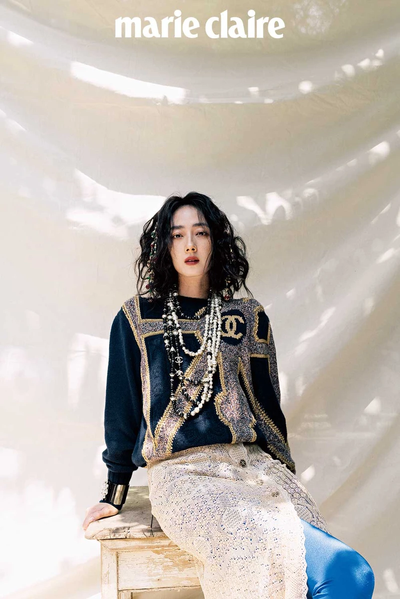 海軍藍金色城堡花園建築風格刺繡毛衣、金色嫘縈開岔長裙、亮藍色 Jersey 針織貼身褲、金屬多彩寶石流蘇造型髮箍、金屬黑白幻象珍珠多層次長項鍊、黑色高級樹脂水晶鑲飾幻象珍珠手環,all by CHANEL。 海軍藍金色城堡花園建築風格刺繡毛衣、金色嫘縈開岔長裙、亮藍色 Jersey 針織貼身褲、金屬多彩寶石流蘇造型髮箍、金屬黑白幻象珍珠多層次長項鍊、黑色高級樹脂水晶鑲飾幻象珍珠手環,all by CHANEL。