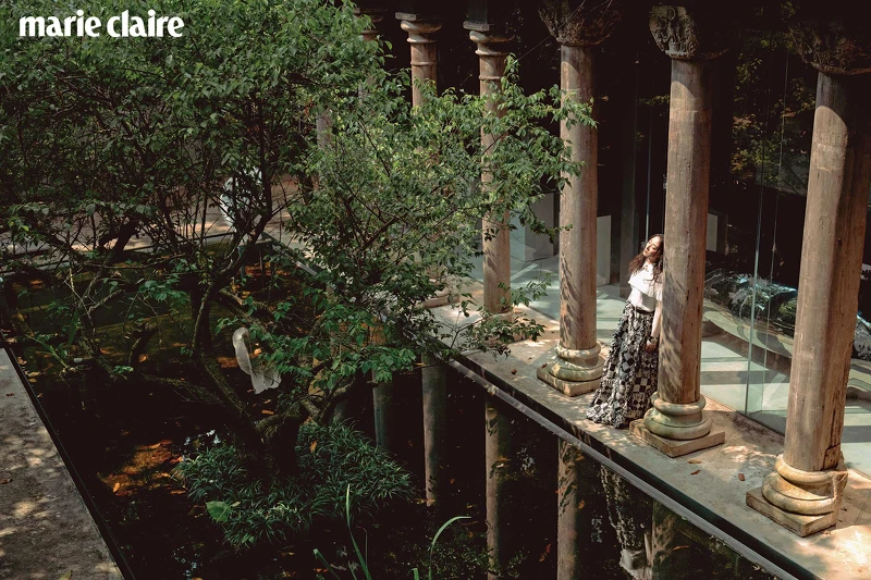 真絲綢紗襯衫飾以褶子荷葉邊與雙C水晶鑲飾鈕扣、黑白格紋斜紋軟呢流蘇長裙、銀色金屬垂墜式幻象珍珠流蘇耳扣、黑色皮革飾以幻象珍珠腰帶、黑色高級樹脂水晶鑲飾幻象珍珠手環、金屬水晶鑲飾雙 C Logo 造型飾以幻象珍珠頸鍊,all by CHANEL。 真絲綢紗襯衫飾以褶子荷葉邊與雙C水晶鑲飾鈕扣、黑白格紋斜紋軟呢流蘇長裙、銀色金屬垂墜式幻象珍珠流蘇耳扣、黑色皮革飾以幻象珍珠腰帶、黑色高級樹脂水晶鑲飾幻象珍珠手環、金屬水晶鑲飾雙 C Logo 造型飾以幻象珍珠頸鍊,all by CHANEL。